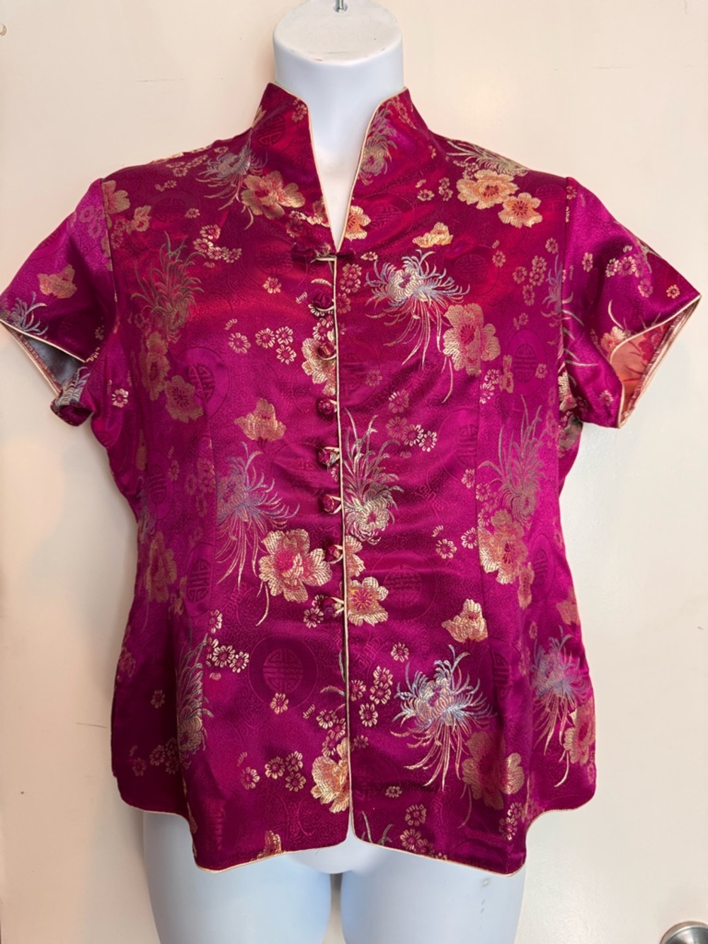 Silk-Feel Floral Mandarin Collar Top in Magenta